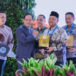 Bupati Gresik ketika menerima penghargaan.