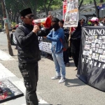 Aktivis Save Alun-alun saat melakukan aksi demo di gedung DPRD Gresik. ft: SYUHUD/ BANGSAONLINE
