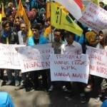 Aksi massa saat demo di depan gedung dewan Kota Malang. foto: merdeka