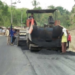 Kegiatan pengaspalan jalan di Km 228 Dusun Dondong Desa Gemaharjo Kec. Tegalombo, Pacitan. 