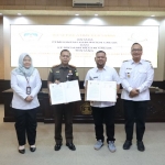 Bupati Gresik Fandi Akhmad Yani dan Kajari Gresik Yanuar Utomo menunjukkan MoU Penanganan Perkara di Bidang Perdata dan TUN. Foto: Ist.