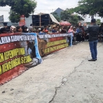 Massa dari Front Masyarakat Petani dan Nelayan Blitar saat melakukan aksi unjuk rasa