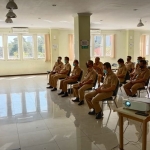 Kepala BPB Linmas bersama jajaran saat menggelar rapat dengan Sekretaris Kecamatan (Sekcam) se-Surabaya. (foto: ist).