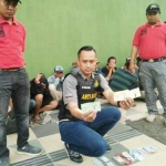 Wakasat Reskrim Polrestabes Surabaya saat menciduk jukir preman di Kebun Binatang beserta barang bukti Karcis dan sejumlah uang.
