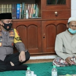 Kapolda Jatim Irjen Pol Muhammad Fadil Imran saat berdialog dengan Pengasuh Ponpes Sidogiri KH. Nawawi Abdul Djalil.