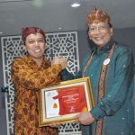 ?Bupati Sambari saat menerima penghargaan PR. Foto: SYUHUD A/BANGSAONLINE
