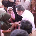 Bupati Jember, Muhammad Fawait saat menyapa lansia di RSD Kalisat