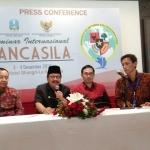 Gubernur Jawa Timur Dr H Soekarwo ditemani Kepala Badan Pembinaan Ideologi Pancasila (BPIP), Prof. Dr. Hariyono, M.Pd (dua dari kanan) saat gelar presscon. Foto: YUDI A/BANGSAONLINE