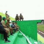 Geram, Bupati Lumajang Thoriqul Haq saat sidak Stadion Semeru yang amburadul.