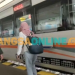 Salah satu penumpang saat akan naik kereta api di Stasiun Kediri. Foto: MUJI HARJITA/BANGSAONLINE