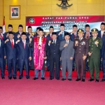 25 anggota DPRD Kota Blitar foto bersama usai dilantik.