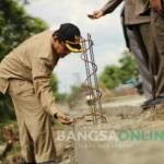 Komisi C DPRD Jombang mengecek bahan material yang digunakan untuk pembangunan TPT pada proyek peningkatan jalan Penggaron - Bareng. foto: ROMZA/ BANGSAONLINE.