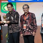 Bupati Ikfina terima penghargaan Universal Health Coverage (UHC) Jaminan Kesehatan Nasional-Kartu Indonesia Sehat (JKN-KIS). 