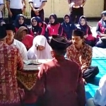 Akad nikah Manot dan Dwi Nuryani digelar di dalam ruang tahanan Mapolres Blitar Kota, Jumat (3/5/2019).