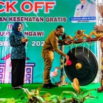 Bupati Ngawi saat menabuh gong sebagai tanda diresmikannya PKG