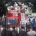 Massa GMJ menggelar aksinya di halaman DPRD DKI Jakarta Kebon Sirih, Jakarta Pusat, Senin (4/4).