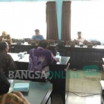 Suasana rapat dengar pendapat Komisi C yang membahas Rusunawa. foto: ARIF KURNIAWAN/ BANGSAONLINE