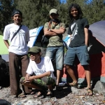 Dari kiri, Sulthon (penulis), Erwan, Erwin, dan Nyoman saat foto di depan tenda milik pendaki lain di Pos 3 Pondokan. Foto: BANGSAONLINE.com