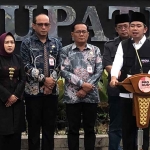 Bupati Jember saat konferensi pers.