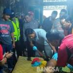 Tim inafis Polres Jombang sedang mengidentifikasi mayat Setu. foto: ROMZA/ BANGSAONLINE