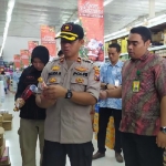 Wakapolres Jombang, Kompol Budi Setiono memastikan bahwa pasokan kebutuhan pokok berupa sembako di Jombang