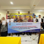 40 UMKM di Kabupaten Tuban foto bersama usai mengikuti pembinaan tentang kegiatan ekspor dari Diskopumdag.