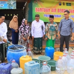 Kapolres Tuban bersama Ketua PCNU Tuban membagikan air bersih ke desa terdampak kekeringan.