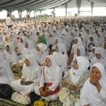Puluhan ribu jamaah Muslimat hadiri doa bersama sukseskan Muktamar ke 33 NU. (rony suhartomo/BANGSAONLINE)
