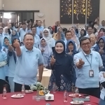Direktur SDM dan Umum BPJS Kesehatan, Andi Afdal Abdullah bersama para peserta Gema Kompas JKN. Foto: Hendro Suhartono/BANGSAONLINE