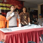 Kapolres AKBP Rama Samtama Putra memimpin rilis pers ungkap kasus kriminal.