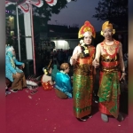 Kades Tejowangi beserta istri turut mengikuti karnaval memakai baju adat.