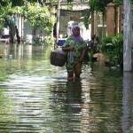 Sejumlah rumah warga di Babat Lamongan terendam banjir akibat tingginya curah hujan. (Haris/BangsaOnline)