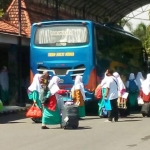 Para santriwati Pondok Gontor Putri Ngawi saat baru turun dari Bus, di Terminal Tamanan, Kota Kediri. (foto: ist)