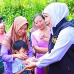 Gubernur Khofifah saat bertemu masyarakat di Desa Klampok, Kecamatan Singosari, Kabupaten Malang.