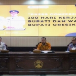 Bupati Gresik Fandi Akhmad Yani (tengah) didampaingi Wabup Asluchul Alif (kiri) dan Sekda Achmad Washil MR saat menyampaikan program 100 hari kerja. FOTO: ist.