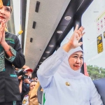Gubernur Khofifah saat berada di Transjatim, dan menyapa masyarakat.
