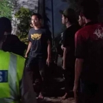 Pelaku pencurian burung perkutut saat diamankan warga. Foto: Ist.