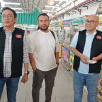 Kepala Diskominfo Kota Batu, Onny Andrianto bersama Insan Fahmi, dan Rosikin, saat sosialisasi SP4N-LAPOR! di pasar induk Among Tani. Foto: Ist.