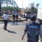 Petugas Dishub Kabupaten Blitar saat mengatur lalu lintas di sekitar Jembatan Kademangan Lama.