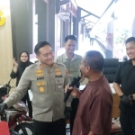 Kapolres Lamongan berbincang dengan korban curanmor saat pengembalian barang bukti