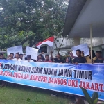 Puluhan Aktivis Anti Korupsi saat membentangkan spanduk untuk KPK di Randuagung Kabupaten Lumajang.