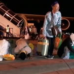 Jemaah haji yang baru tiba di tanah air langsung melakukan sujud syukur di Bandara Juanda. foto: ist