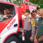 Bupati Pamekasan Drs Achmad Syafii MSi saat mengecek armada Damkar dan mobil patroli.