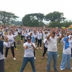 Paslon mubarok membaur bersama peserta senam sehat di lapangan Desa Gondang