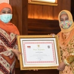 Wali Kota Mojokerto Ika Puspitasari saat menerima penghargaan dari Gubernur Jawa Timur, Khofifah Indar Parawansa.