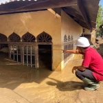 Kondisi salah satu rumah warga yang hampir dipenuhi oleh lumpur pascabencana banjir dan tanah longsor yang menimpa beberapa wilayah di Aceh. (Ist)