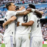 Pemain Real Madrid merayakan gol ketiga Benzema ke gawang Almeria