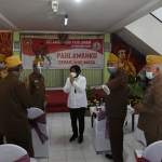Wali Kota Surabaya Tri Rismaharini bersama Veteran LVRI. (foto: ist)