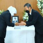 Gubernur Jawa Timur Khofifah Indar Parawansa menyampaikan dukacita mendalam atas wafatnya Shinzo Abe, Mantan Perdana Menteri Jepang, kepada Konsulat Jenderal Jepang Takeyama Kenichi, Kamis (14/7/2022).