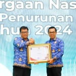 Wali Kota Batu saat menerima penghargaan dari Kementerian Kesehatan.